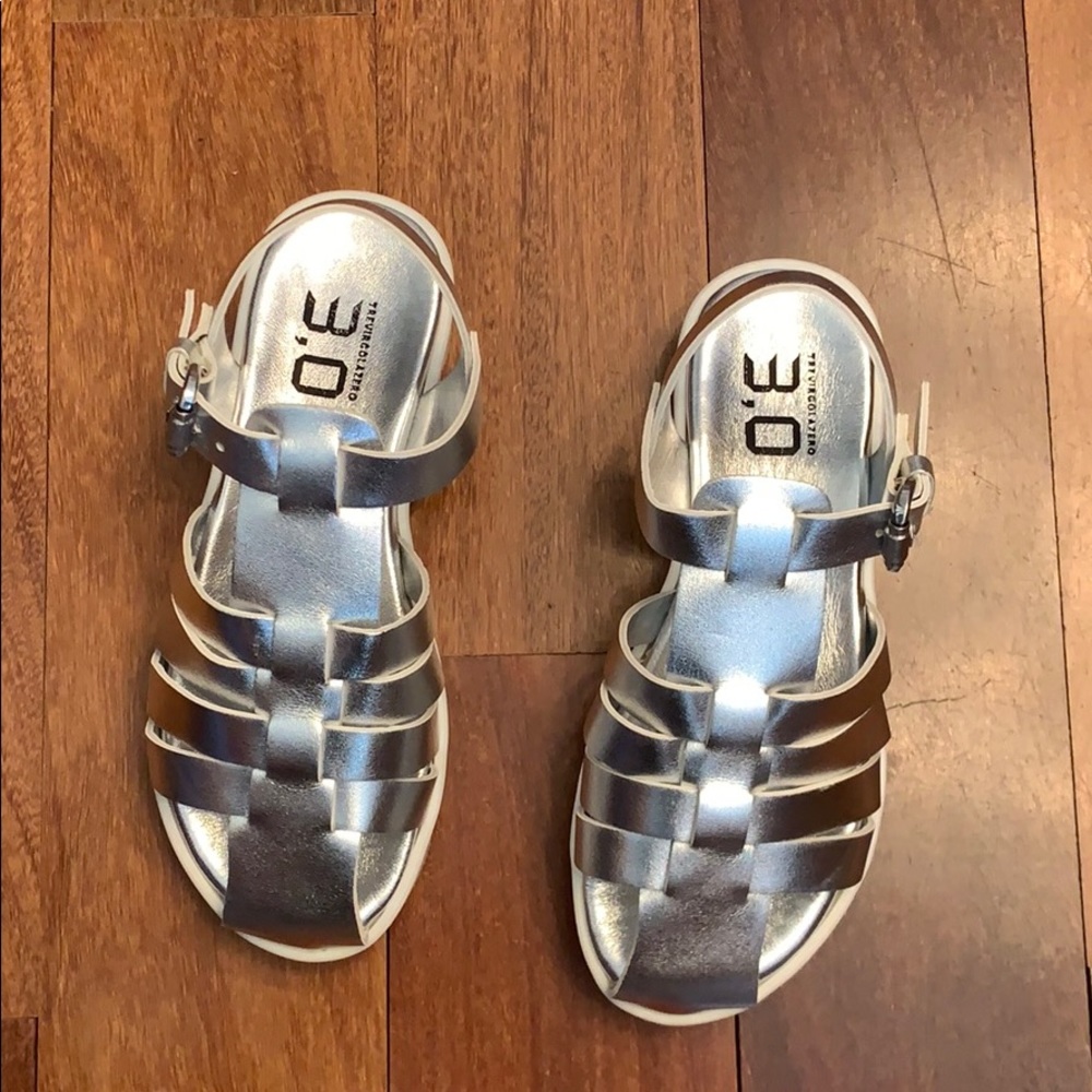 Girls sandals.